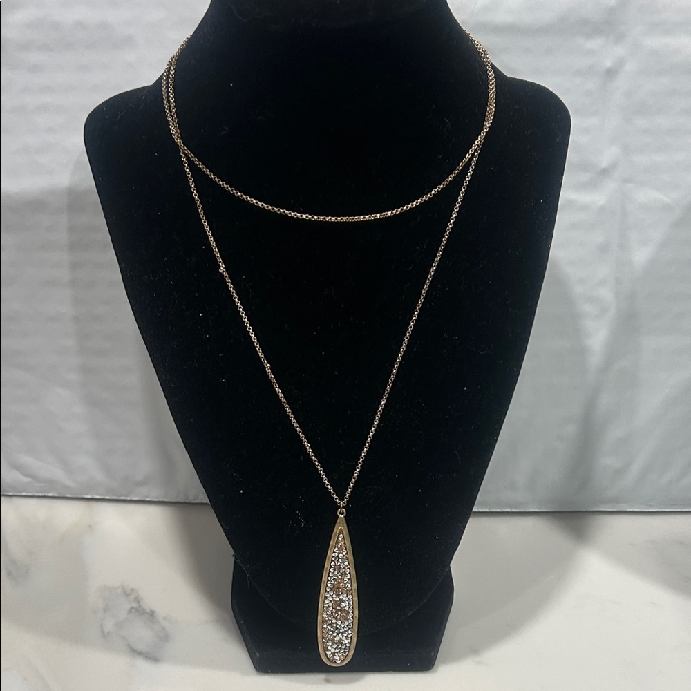 Chic Gold Necklace with Teardrop Pendant